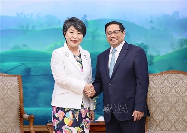 PM Pham Minh Chinh (R) welcomes Japanese Foreign Minister Kamikawa Yoko in Hanoi on October 10. (Photo: VNA)