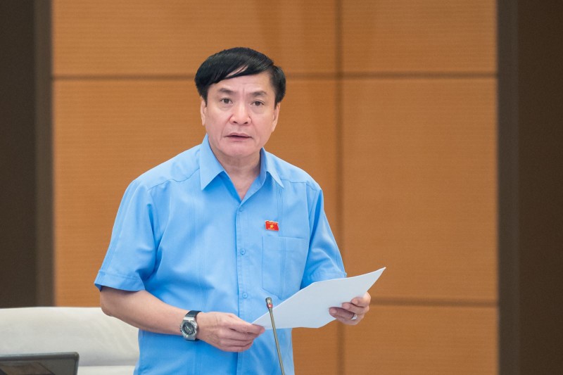 NA General Secretary and Chairman of the NA Office Bui Van Cuong speaks at the session. (Photo: VNA)