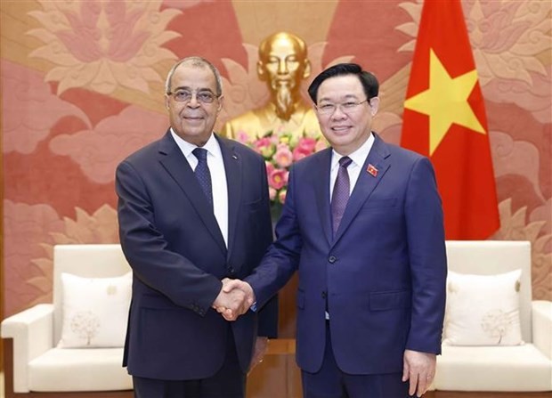 NA Chairman Vuong Dinh Hue (R) and Algerian Minister of Industry and Pharmaceutical Production Ali Aoun at the meeting in Hanoi on October 18 (Photo: VNA)