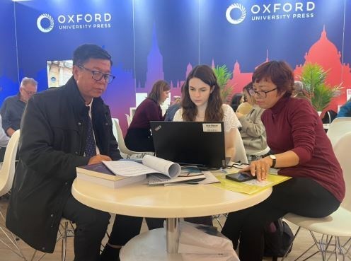 Representatives of the National Political Publishing House at a working session with the Oxford University Press within the Frankfurt Book Fair 2023. (Photo: VNA)