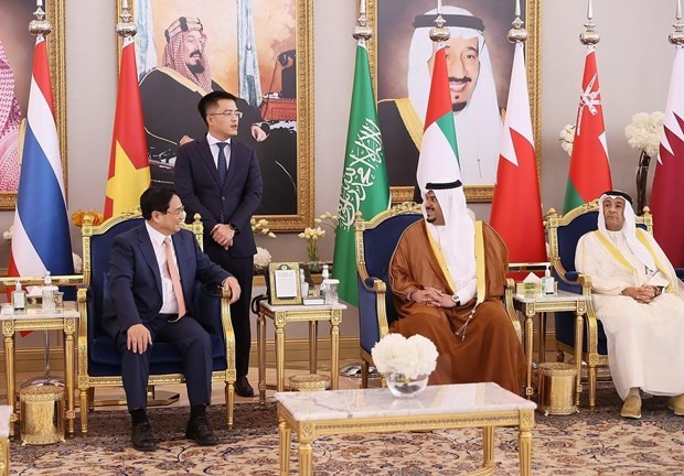 Prime Minister Pham Minh Chinh is greeted by officials of Riyadh city. (Photo: VNA)