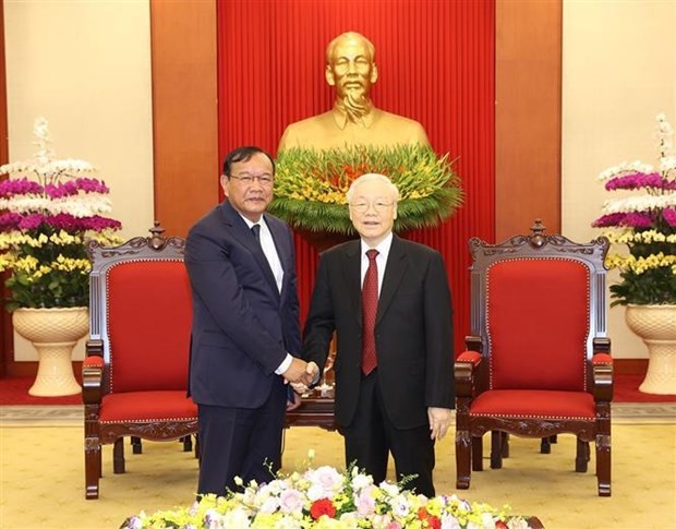 Party General Secretary Nguyen Phu Trong (R) receives Chairman of the Cambodian People's Party (CPP) Central Committee’s Commission for External Relations Prak Sokhonn in Hanoi on October 18 (Photo: VNA)