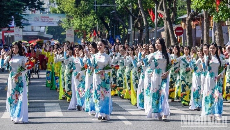 An Ao dai parade at the Hanoi Autumn Festival, October 2023 (Illustrative image: Thanh Dat)