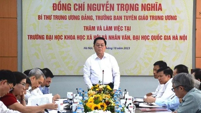 Head of the PCC’s Commission for Communication and Education Nguyen Trong Nghia speaks at the session.