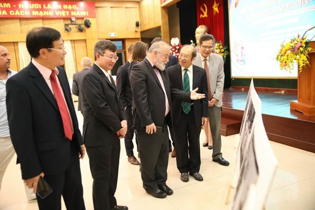 Participants at the photo exhibition spotlighting the development of the Vietnam - Czech (Photo: hanoimoi.vn)