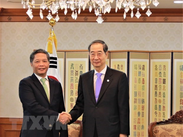 Chairman of the CPV Central Committee’s Economic Commission Tran Tuan Anh (L) and Prime Minister Han Duck-soo. (Photo: VNA)