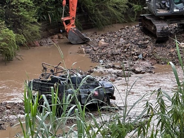 The jeep is swept away by flash flood, killing four Korean visitors and injuring one Vietnamese. (Photo: VNA)