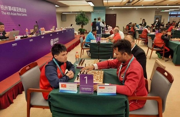 Le Van Viet (L) gets another silver medal in the men’s VI-B1 individual standard category with 5.5 points. (Photo: tuoitre.vn)