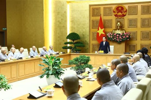 Deputy PM Tran Luu Quang speaks at the meeting with representatives of Buddhist nuns in Hanoi on October 25. (Photo: VNA)