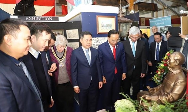 The Vietnamese Embassy in the UK and the Newhaven Town Council inaugurate the renovation of a bronze statue of President Ho Chi Minh at the Newhaven Museum on October 25, 2023. (Photo: VNA)