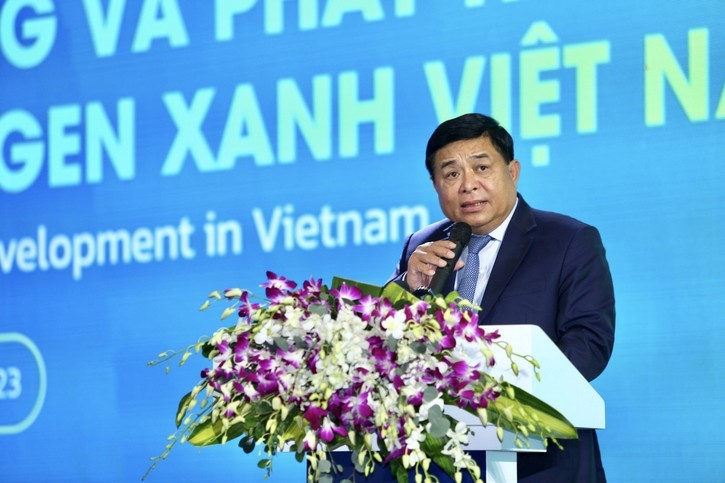 Minister of Planning and Investment Nguyen Chi Dung speaks at the event. (Photo: baodauthau.vn)