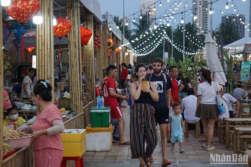 International tourists join the 2023 Vietnam - International Food Festival. (Photo: Anh Dao)