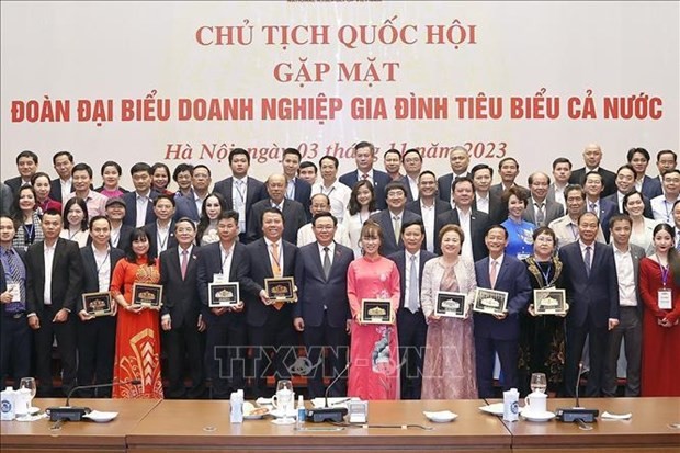 National Assembly Chairman Vuong Dinh Hue (C) has a meeting with representatives from outstanding family businesses nationwide on November 3 in Hanoi. (Photo: VNA)