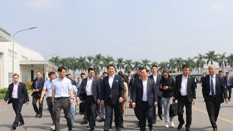 Secretary of the Hoa Binh Provincial Party Committee Nguyen Phi Long (right), Mongolian President Ukhnaagiin Khurelsukh (left) and the delegation at Luong Son Industrial Park.