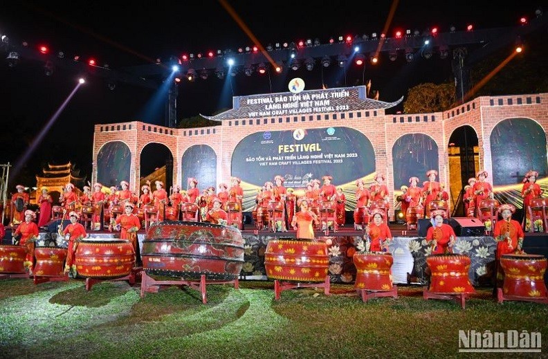 An art performance at the opening ceremony (Photo: NDO)