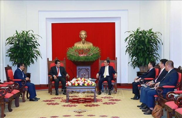 Politburo member and Chairman of the Communist Party of Vietnam (CPV) Central Committee’s Economic Commission Tran Tuan Anh (R) hosts a reception in Hanoi on November 10 for Secretary General of the Peruvian Communist Party (PCP) Luis Alberto Villanueva Carbajal. (Photo: VNA)