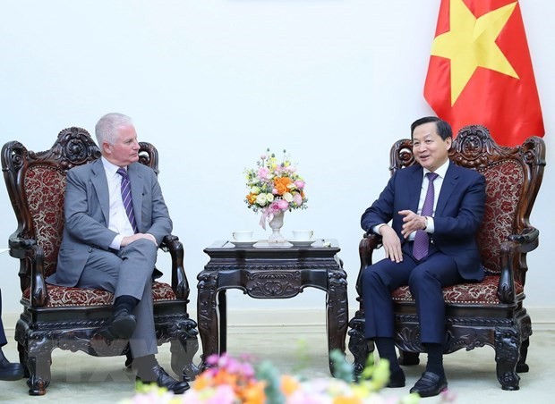 Deputy Prime Minister Le Minh Khai (R) receives CEO of Warburg Pincus Charles R. Kaye (Photo: VNA)