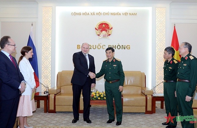 Defence Minister Phan Van Giang receives Russian Minister of Emergency Situations. (Photo: qdnd.vn)