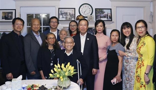 President Vo Van Thuong and his spouse visit family of Pham Van Tich (Photo: VNA)
