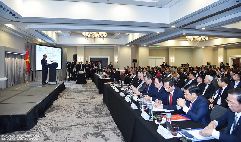 President Vo Van Thuong attends and delivers a speech at a roundtable connecting Vietnamese and US businesses and localities in San Francisco on November 15 afternoon. (Photo: baoquocte.vn)