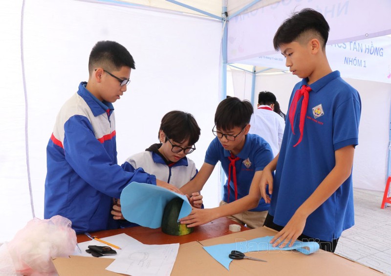 Students experience a STEM activity at the event. (Photo: baobacninh.com.vn)