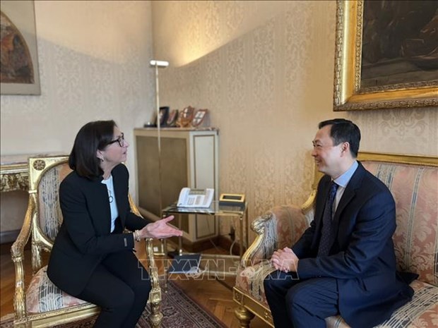 Vietnamese Ambassador to Italy Duong Hai Hung (R) meets with Prefect of Genoa Cinzia Teresa Torraco. (Photo: VNA)
