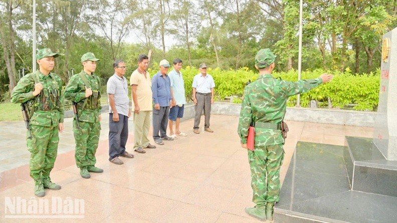 Soldiers from the Kien Giang Border Guard Command disseminate information and mobilise people along the border to participate in protecting landmarks and borders.