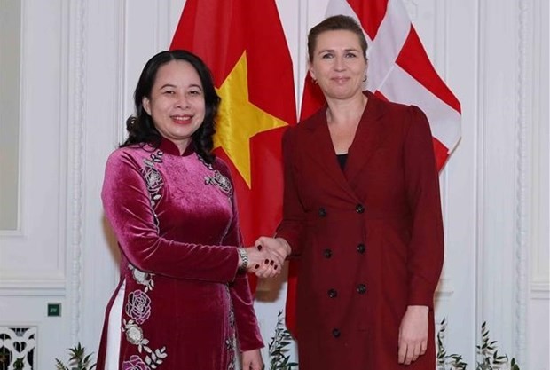 Prime Minister of Denmark Mette Frederiksen (R) welcomes Vice President of Vietnam Vo Thi Anh Xuan in Copenhagen on November 21. (Photo: VNA)