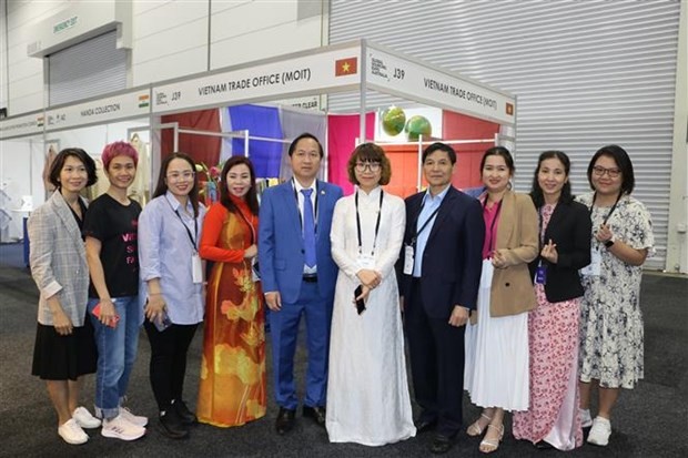 Representatives of the Vietnam Trade Office in Australia and a number of large businesses attending the expo pose for a group photo. (Photo: VNA) 