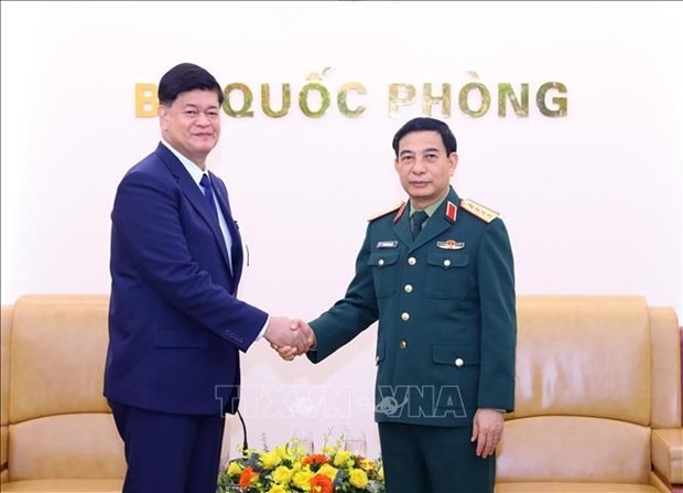 Minister of National Defence General Phan Van Giang hosts a reception in Hanoi on November 22 for Philippine Undersecretary of National Defence Irineo Cruz Espino. (Photo: VNA) 