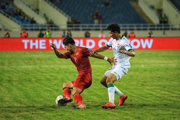 Vietnamese player Van Thanh (in red) in the match. (Photo: VNA)