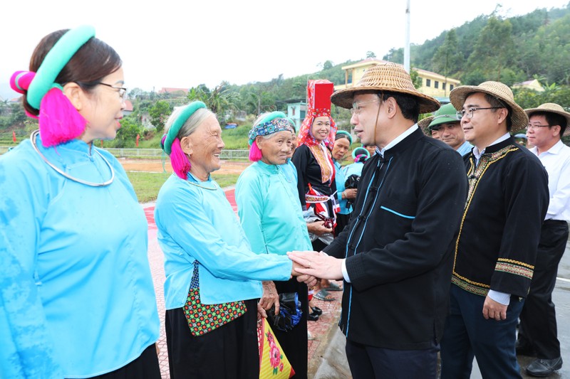 Secretary of the Provincial Party Nguyen Xuan Ky joins the great national unity festival with the people of Dai Duc Commune, Tien Yen District. (Photo: Do Phuong)