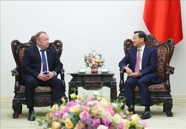 Deputy Prime Minister Le Minh Khai (R) and Chairman of the State Forensic Examination Committee of Belarus Volkov Alexei Aleksandrovich (Photo: VNA)
