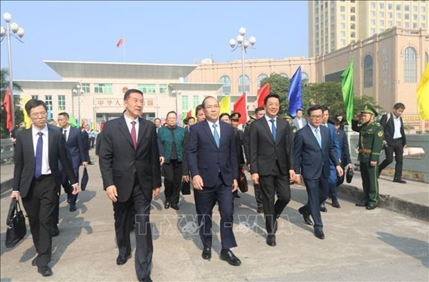 The Vietnamese and Chinese delegations at the Mong Cai international border gate. (Photo: VNA)