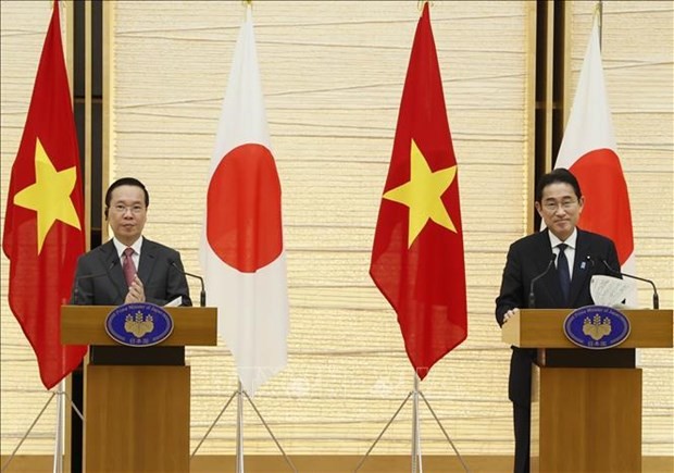 Vietnamese President Vo Van Thuong (left) and Japanese Prime Minister Kishida Fumio. (Photo: VNA) 