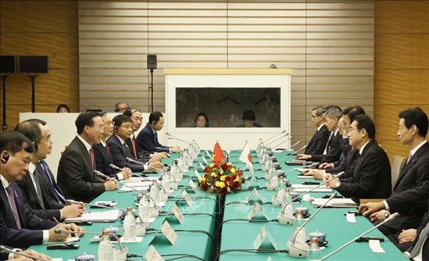 At the talks between President Vo Van Thuong and Japanese Prime Minister Fumio Kishida in Tokyo on November 27. (Photo: VNA)