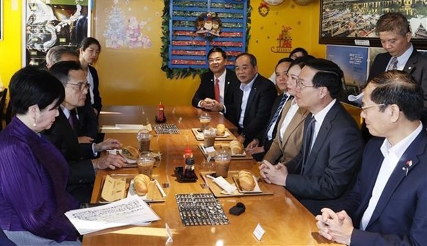 President Vo Van Thuong (second from right), his spouse (third from right), Tokyo Governor Koike Yuriko (first from left) and other officials at the “Banh mi Xin chao” restaurant in Tokyo on November 28 (Photo: VNA)