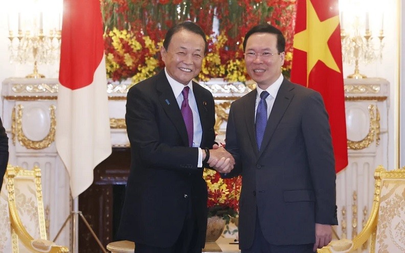 President Vo Van Thuong (R) receives former Prime Minister and Vice President of the Liberal Democratic Party (LDP) Aso Taro. (Photo: VNA)