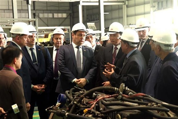 Belarusian Prime Minister Roman Golovchenko (fourth, left) visits Maz Asia Joint Stock Company in Hung Yen province's Kim Dong district on December 7. (Photo: VNA)