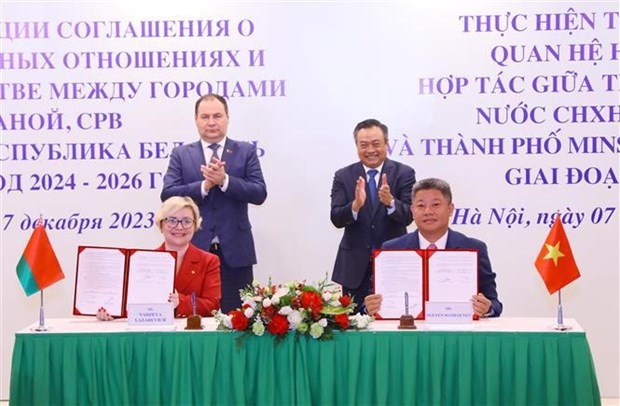 At the signing ceremony of a cooperation programme between Hanoi and Minsk for implementing bilateral friendship and cooperation in the 2024 - 2026 period (Photo: VNA)