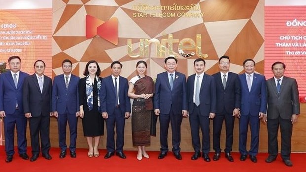 National Assembly Chairman Vuong Dinh Hue (fifth, right) and represenatives of Unitel (Photo: VNA)