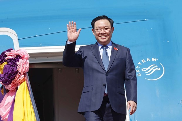 Top legislator arrives in Bangkok, beginning official visit to Thailand