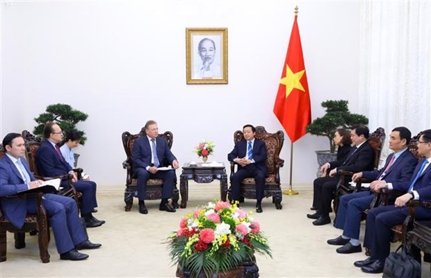 Deputy Prime Minister Tran Hong Ha (R) receives General Director of Russian oil and gas company Zarubezhneft JSC Sergey Kudryashov in Hanoi. (Photo: VNA)
