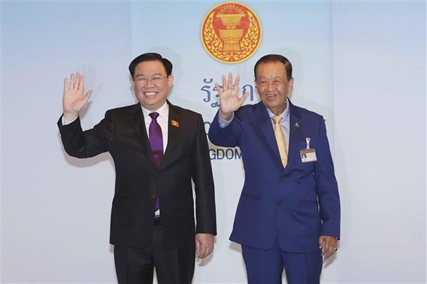 NA Chairman Vuong Dinh Hue (L) and President of Thai NA Wan Muhamad Noor Matha (Photo: VNA)