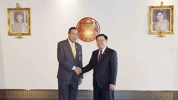 National Assembly Chairman Vuong Dinh Hue meets with President of the Senate of Thailand Pornpetch Wichitcholchai. (Photo; VNA)