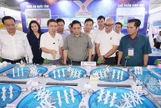 Prime Minister Pham Minh Chinh visits shrimp farming model at Ca Mau Shrimp Festival 2023 (Photo: VNA)