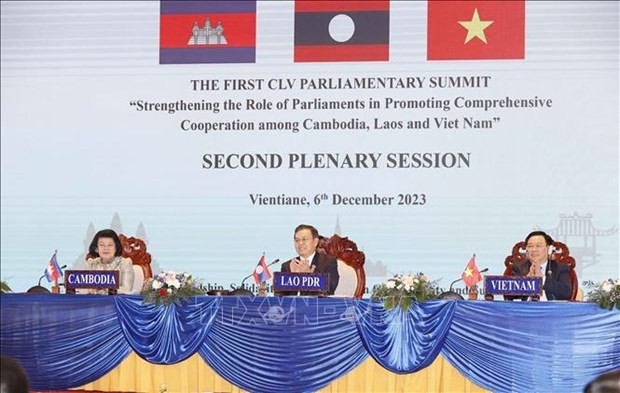 National Assembly Chairman Vuong Dinh Hue (L) and his Lao and Cambodian counterparts at the first Cambodia-Laos-Vietnam Parliamentary Summit (Photo: VNA)