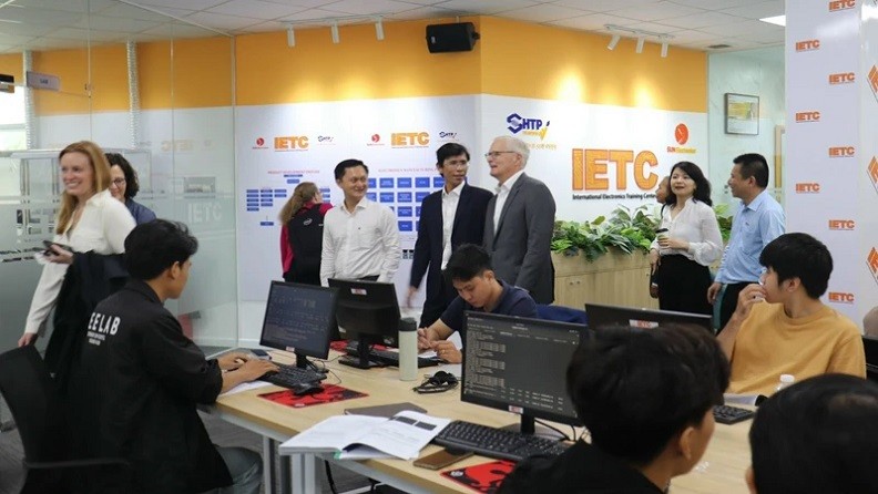 The US delegation visits the Electronics and Semiconductor Centre.