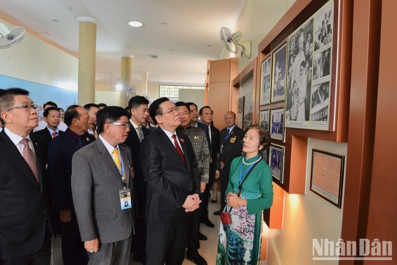 NA Chairman Hue visits the monument dedicated to President Ho Chi Minh in Udon Thani.