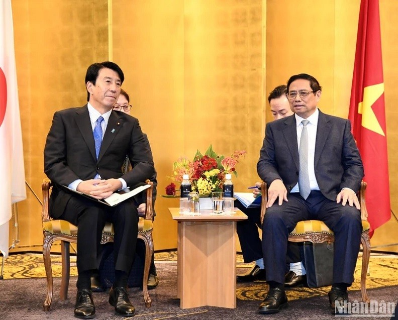 Prime Minister Pham Minh Chinh receives Japanese Minister of Economy, Trade and Industry Ken Saito. (Photo: Thanh Giang)